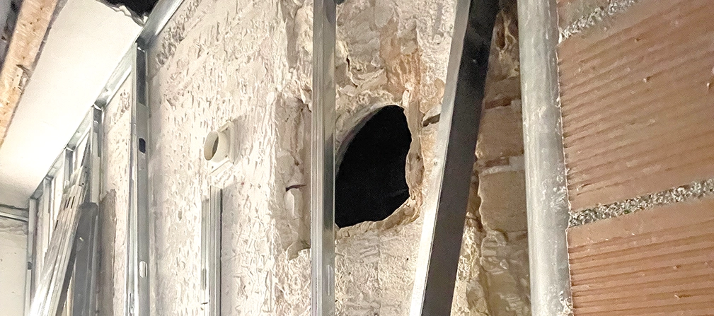 Baustelle, Trockenbau, Renovierung von Wänden, Schimmelbekämpfung