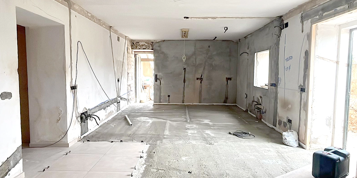 Baustelle, Rohbau ohne Fenster und Türen auf Mallorca