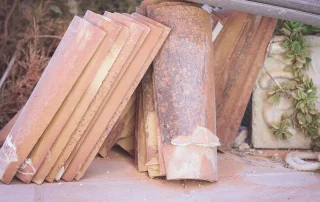 Dachdecker auf Mallorca verlegt neue Ziegel auf einer traditionellen Finca. Professionelle Dachsanierung auf den Balearen