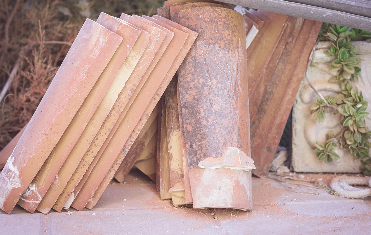 Dachdecker auf Mallorca verlegt neue Ziegel auf einer traditionellen Finca. Professionelle Dachsanierung auf den Balearen