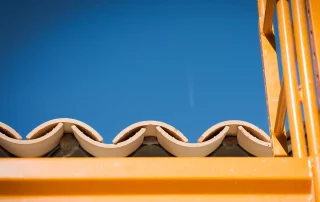 Dachdecker auf Mallorca verlegt neue Ziegel auf einer traditionellen Finca. Professionelle Dachsanierung auf den Balearen