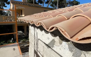 Dachdecker auf Mallorca verlegt neue Ziegel auf einer traditionellen Finca. Professionelle Dachsanierung auf den Balearen