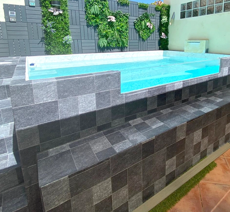 Pool mit schöner Verkleidung in Stein-Optik. Flexibles Poolsystem.
