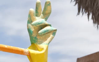 Handwerker Mallorca. Gummihandschuhe eines Handwerkers auf einem Gerüst