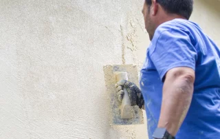 Bauarbeiter bei der Fassadensanierungen auf Mallorca