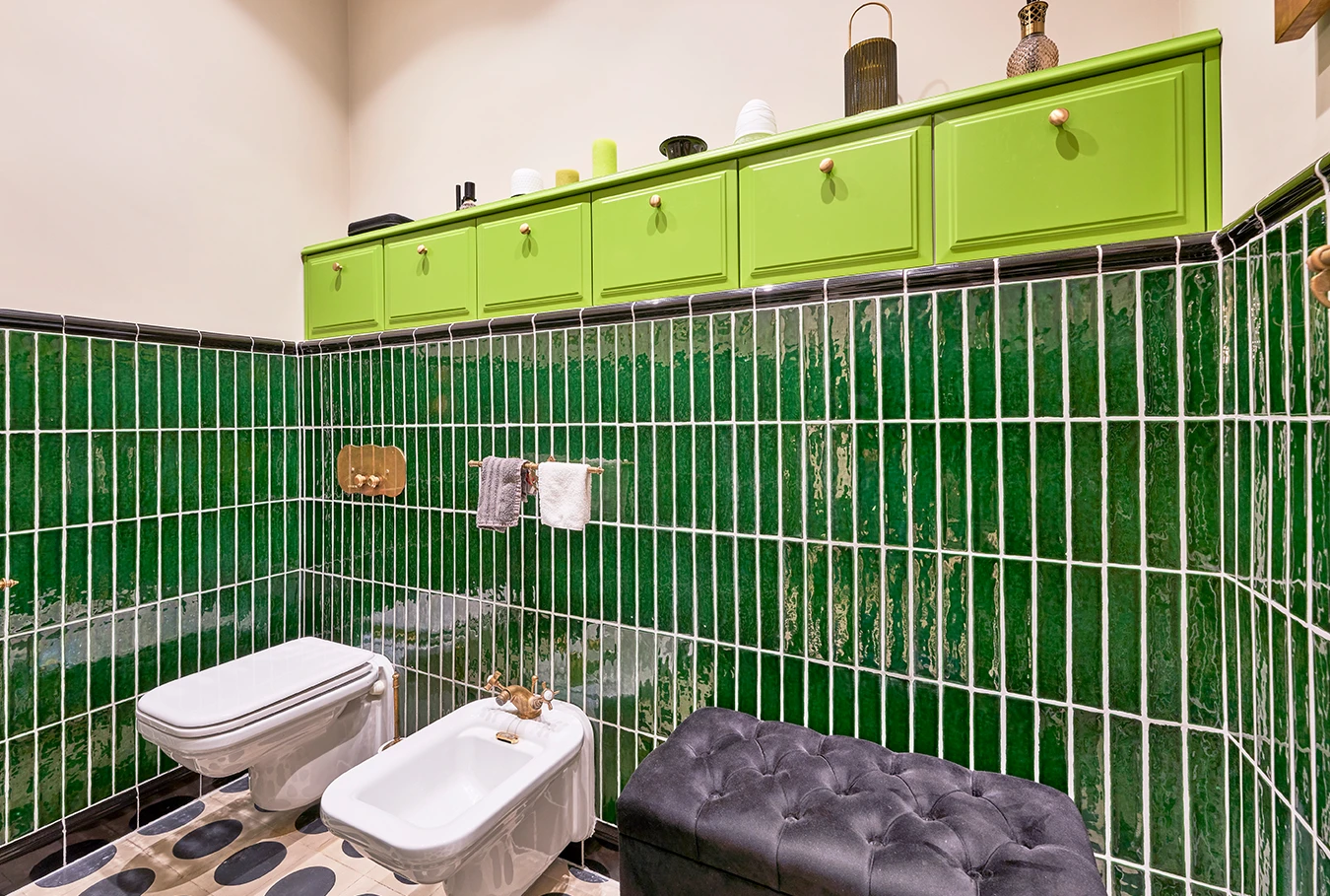 Innenarchitektur, Bad auf Mallorca, grüne Fliessen